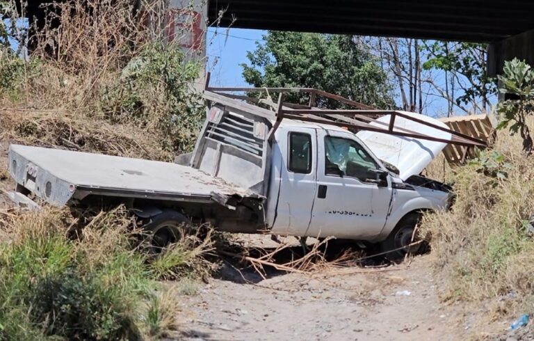 Impactante Caída de 12 Metros de un Conductor Joven al Evitar Tráiler