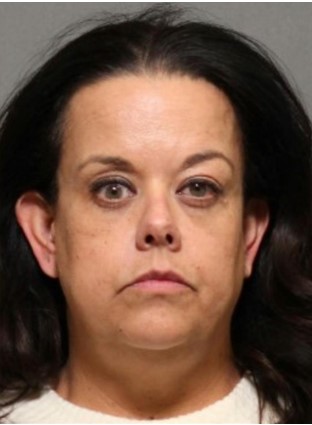 Desfalco en Loveland: Mujer Recibe 10 Años de Prisión por Desviar $650,000 de Asociaciones