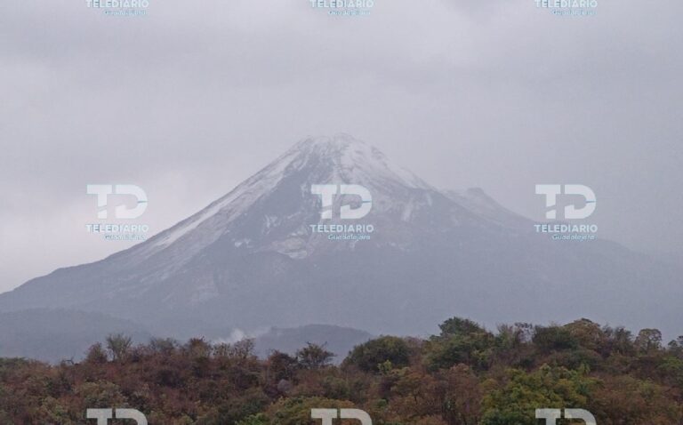 Impactantes Imágenes del Volcán de Colima tras Fuertes Lluvias y Granizada