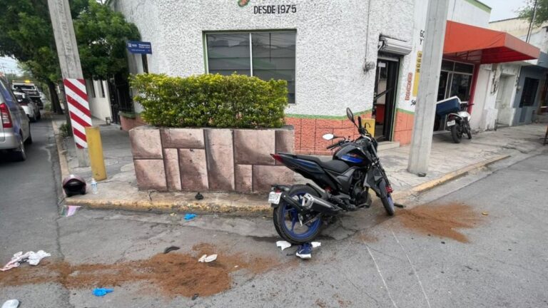 Accidente de motocicleta en Monterrey deja a pareja lesionada