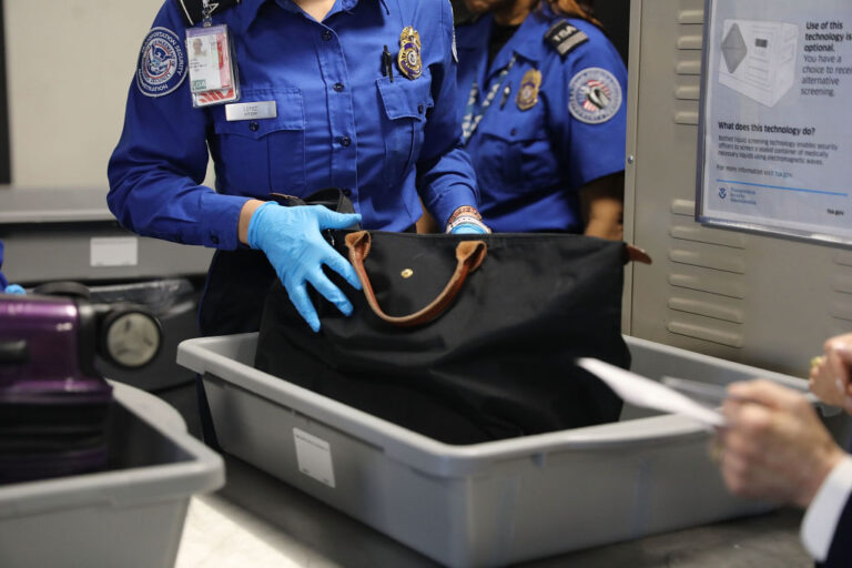 TSA Reactiva Pago a sus Agentes tras Cierre del Gobierno, pero Aeropuertos aún Sufren Retrasos