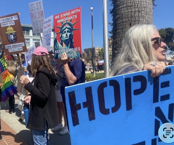 Miles se manifiestan en Watsonville para defender la democracia y expresar preocupaciones sobre políticas federales