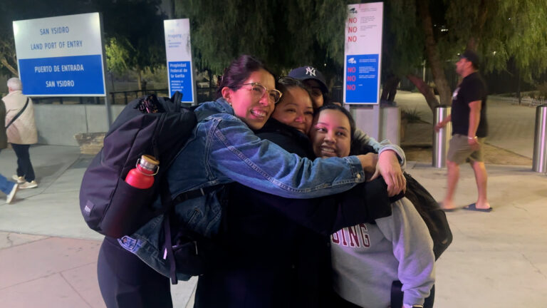 Madre Bajo DACA Regresa a EE.UU.: Un Reencuentro Emotivo con su Hija
