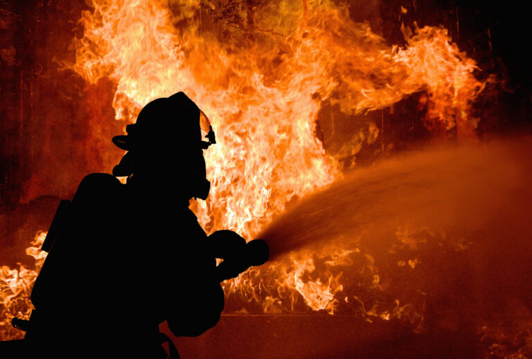 Incendio en vivienda de Seaside deja daños severos y varias personas desplazadas