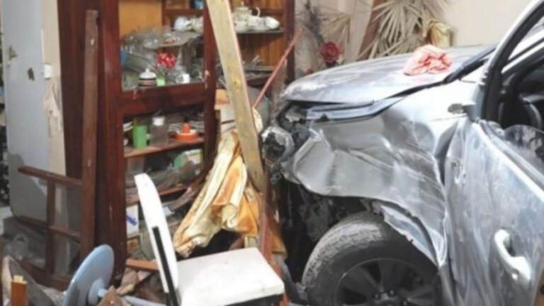 Violencia doméstica: Hombre estrella su auto y ahorca a su esposa frente a sus hijas