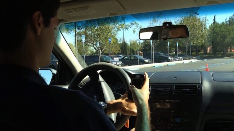 Aumento de multas por conducción distraída impulsa alerta en California