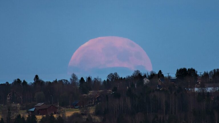 Luna Rosa de Abril: Descubre su Impacto Místico y Astronómico