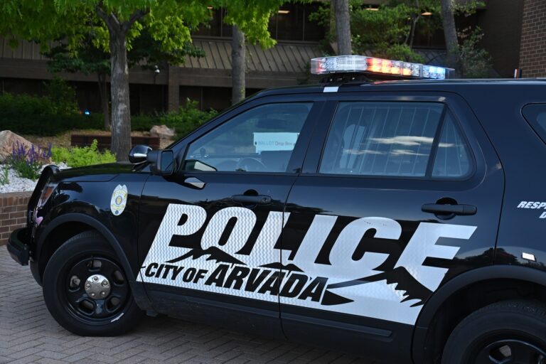 Persecución Policial en Arvada: Detenidos Dos Adolescentes Tras Choque con Patrulla