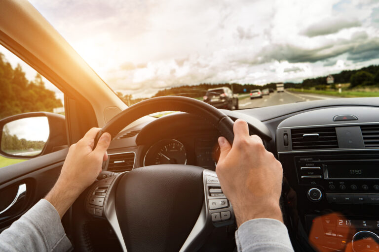 Ley ‘Manos Libres’ en Colorado Mejora Seguridad Vial y Reduce Accidentes