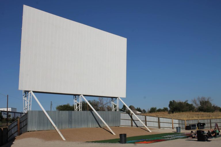 ¡El Autocine 88 Drive-In de Denver Inicia su Temporada de Verano!