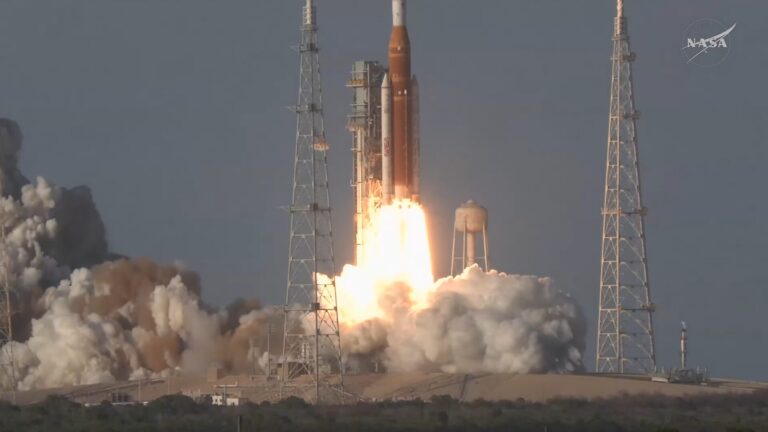 Misión Artemis II: Astronautas Emprenden Viaje Histórico a la Luna