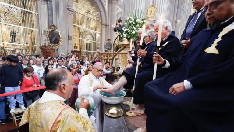 El Arzobispo de Puebla Realiza el Tradicional Lavatorio de Pies en Jueves Santo