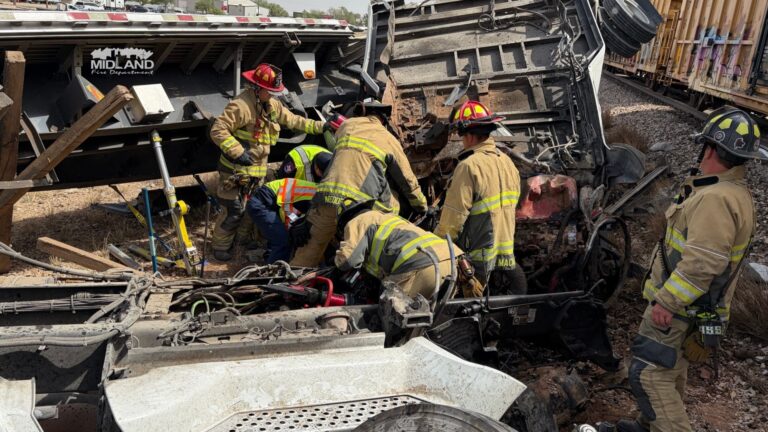 Accidente en Midland: Un Vehículo Choca con Tren y Deja a Persona Atrapada