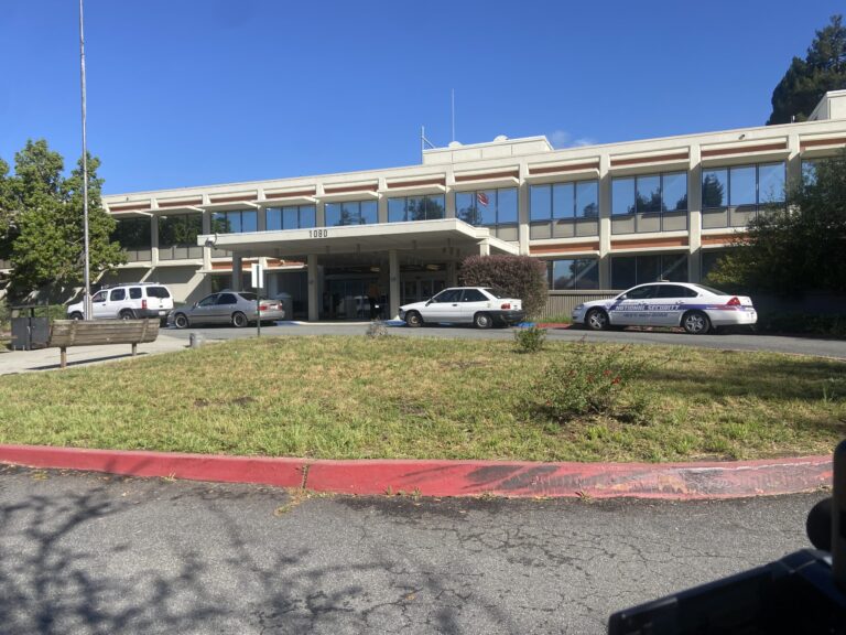 Recortes federales amenazan servicios esenciales en la Costa Central