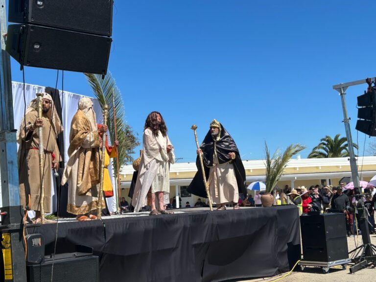 Feligreses de Salinas Reviven la Pasión de Cristo en Viacrucis Viviente