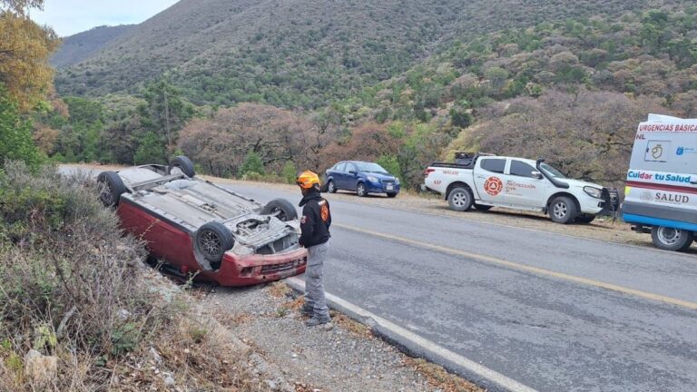 Volcadura en Carretera de Galeana Genera Caos Vehicular en La Ascensión