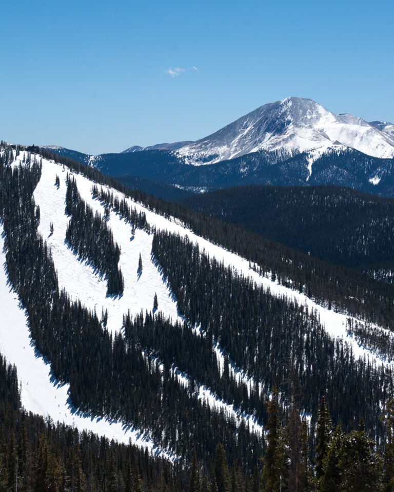Temporada de Esquí en Colorado Concluye Prematuramente por Baja Nieve