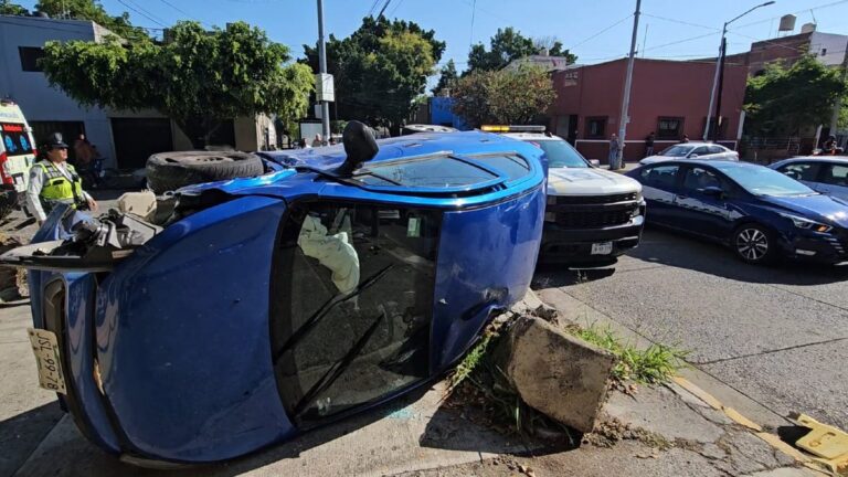 Grave accidente de tráfico en la colonia La Penal de Guadalajara por semáforos defectuosos