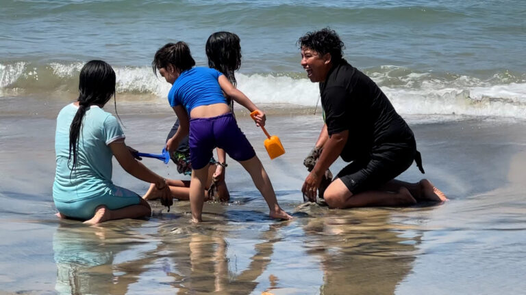 Playas Tijuana: Turistas Ignoran Alerta Sanitaria por Agua Contaminada