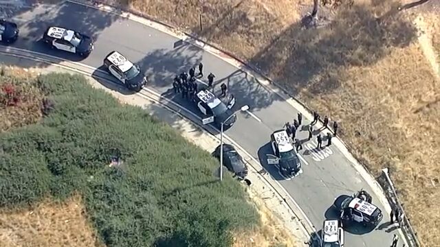 Sospechoso armado muere tras persecución y tiroteo con la policía en Los Ángeles