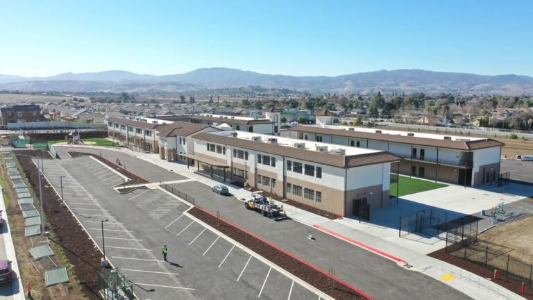 Polémica en Hollister por traslado de estudiantes que divide a familias y escuelas
