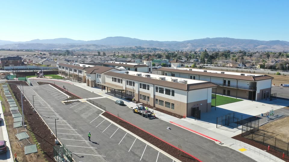 Polémica en Hollister por traslado de estudiantes que divide a familias y escuelas