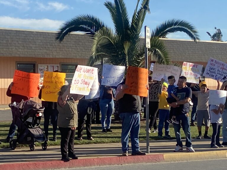 Padres y estudiantes protestan por despido de director en escuela Frank Paul de Salinas