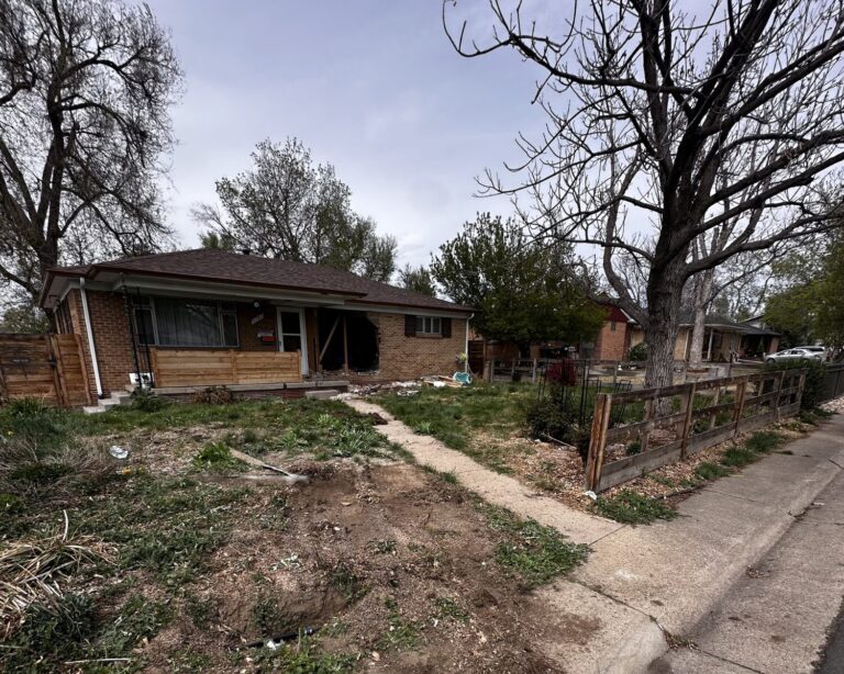 Impactante Accidente en Aurora: Menor de 13 Años Estrella Vehículo Contra Vivienda