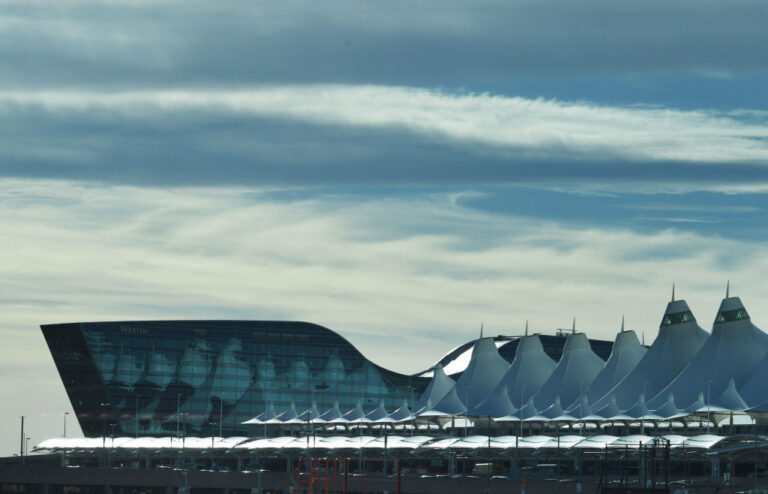 Evacuación Urgente en el Aeropuerto de Denver por Amenaza de Bomba en Vuelo de United Airlines
