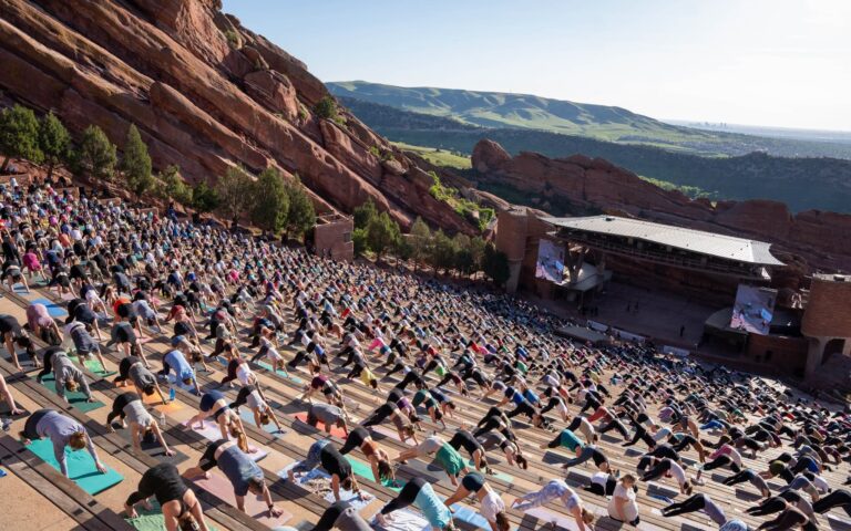 Disfruta de Yoga en Red Rocks con Sesiones Bilingües al Amanecer este Verano