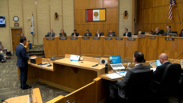 Presupuesto de San Diego Enfrenta Críticas por Recortes y Déficit