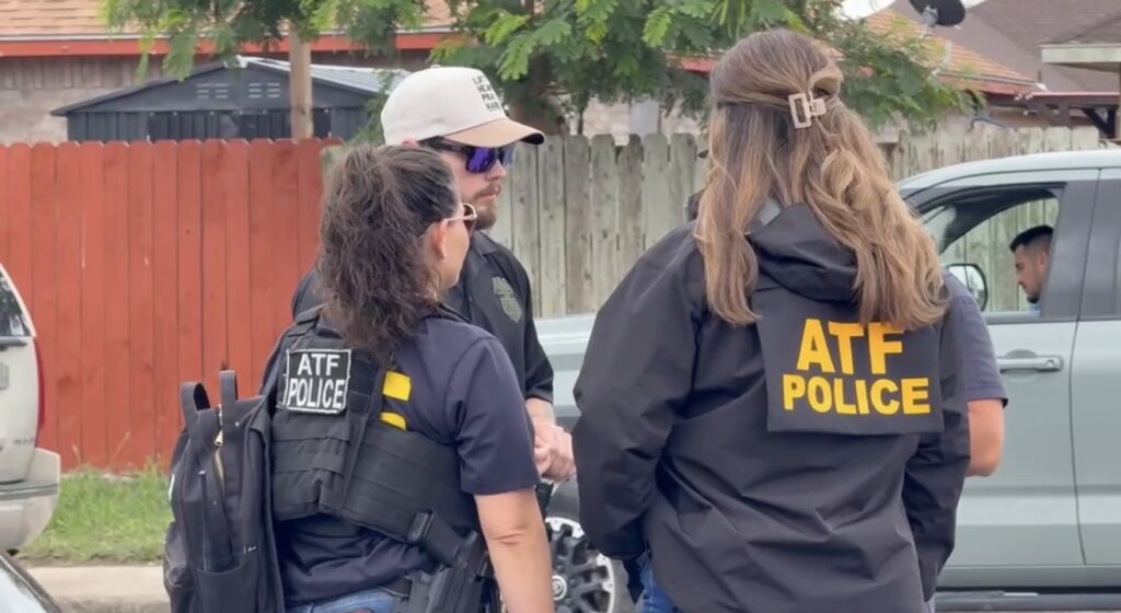 Reporte falso de arma en preparatoria de Brownsville causa gran operativo