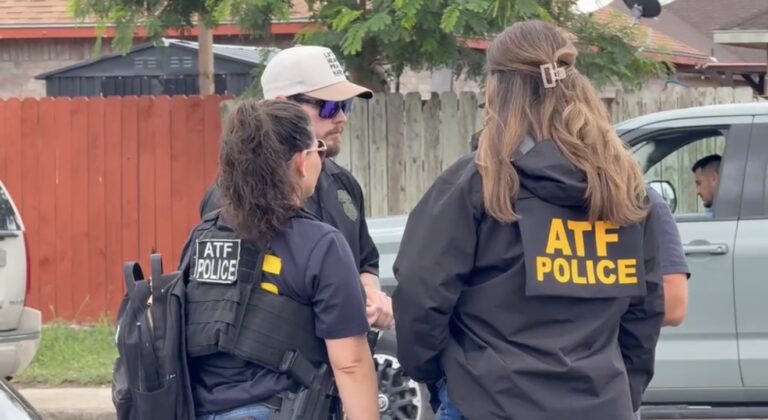 Reporte falso de arma en preparatoria de Brownsville causa gran operativo