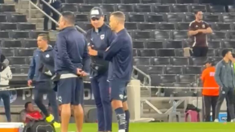 Sergio Canales No Participa en Calentamiento Previo al Partido Rayados vs Puebla