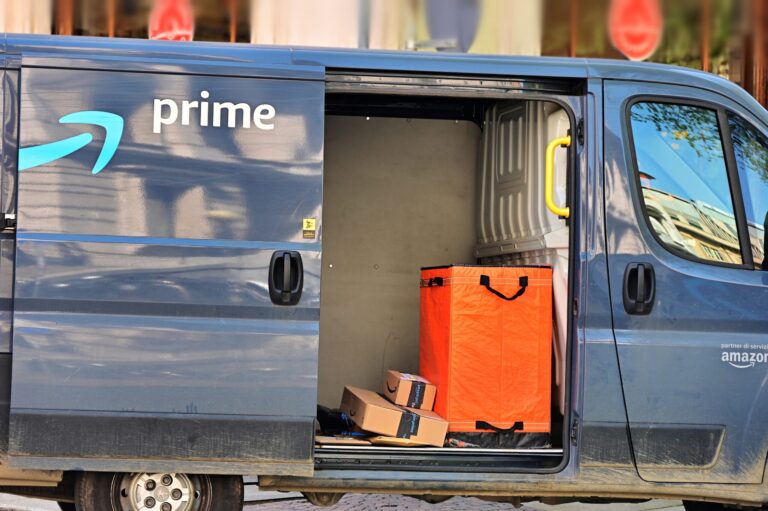 Trabajadores de Amazon amplían protestas sindicales desde California hasta el centro del país
