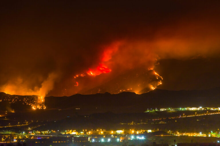 California acusa a Aseguradora por presuntas irregularidades en reclamos tras incendios de Los Ángeles