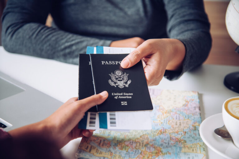 Estados Unidos comienza a revocar pasaportes por deudas de manutención infantil