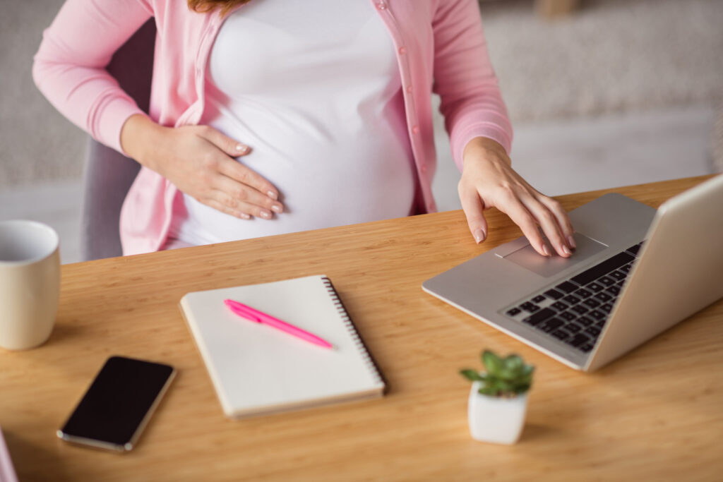 California celebra a las madres con récord histórico en apoyo económico para el cuidado familiar