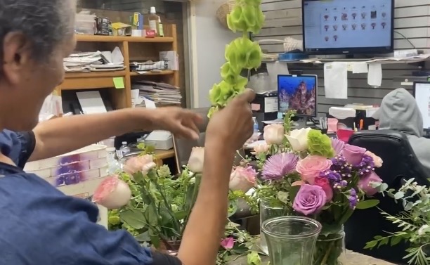 Florerías latinas enfrentaron escasez de flores durante el Día de las Madres