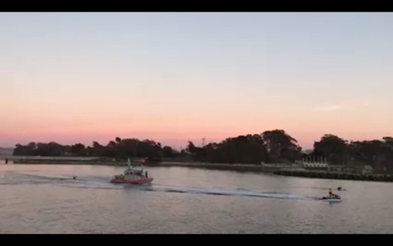 Rescatan a persona atrapada entre las olas en Moss Landing