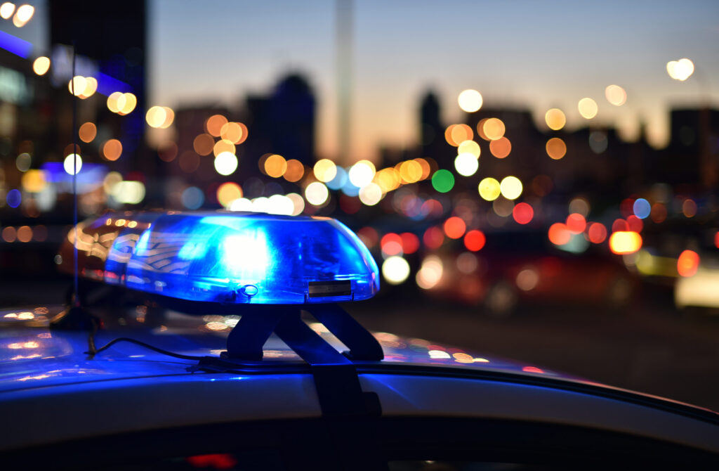 Rescatan a hombre atrapado dentro de una pared en Salinas; terminó arrestado por presunto robo