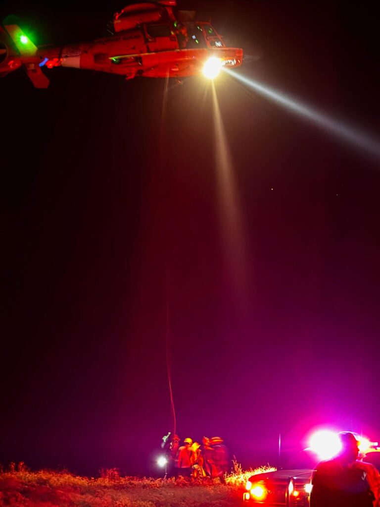 Rescatan a 8 personas atrapadas por la marea alta en una cueva en Davenport