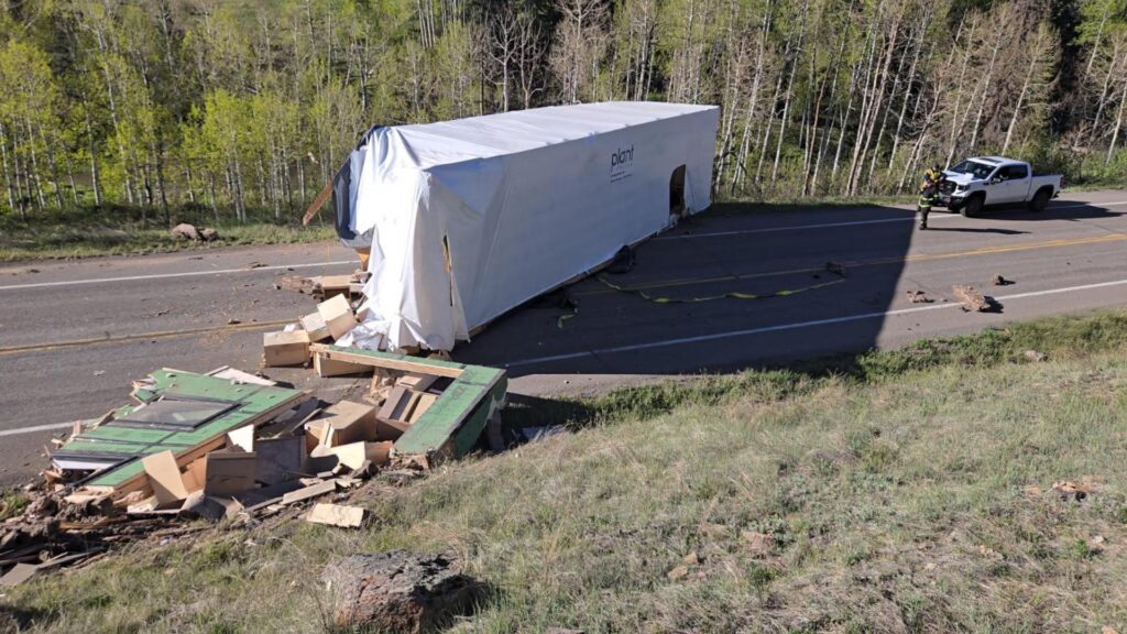 Cierre de la Highway 62 en Colorado tras caída de casa prefabricada