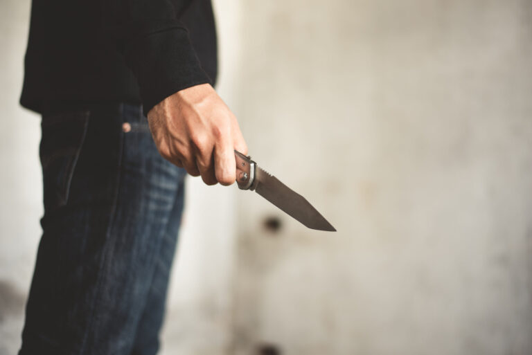 Arrestan a hombre por presunto intento de homicidio tras violento incidente en apartamento de Pacific Grove