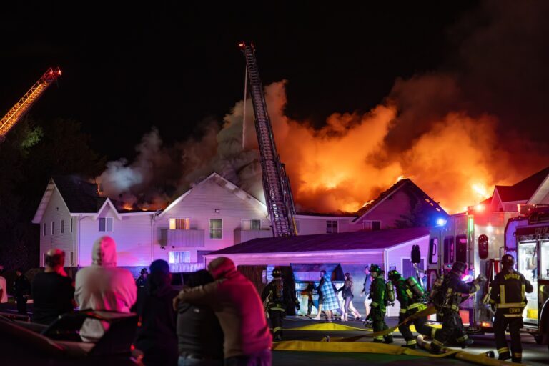 Incendio en Aurora Desplaza a 50 Personas: Investigación en Marcha