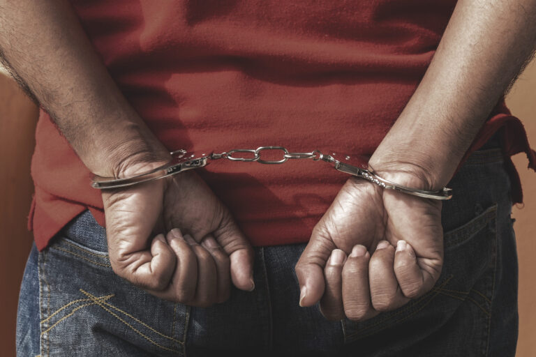 Arrestan a hombre de Carmel por presunta posesión masiva de material de abuso sexual infantil