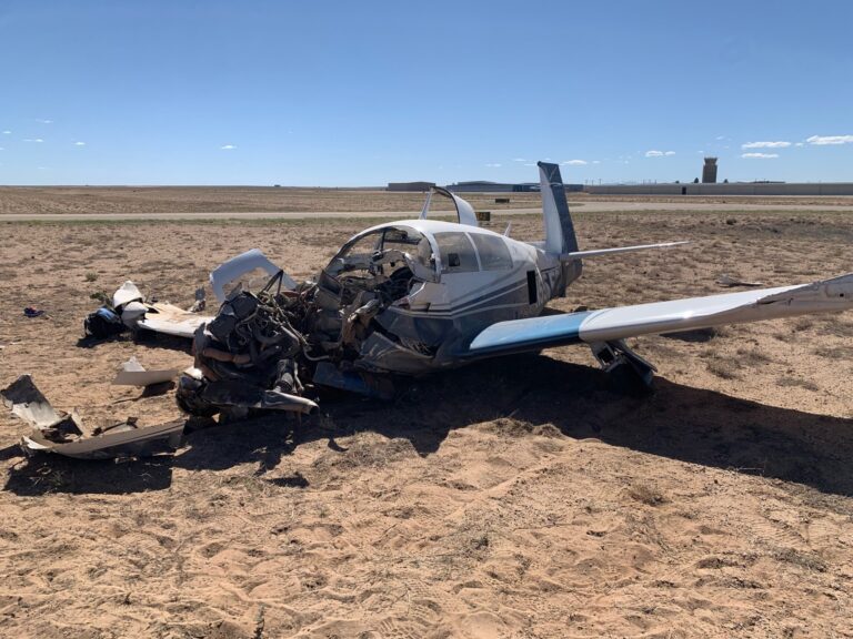 Accidente Aéreo en Aeropuerto Double Eagle de Albuquerque: Un Herido en Desplome de Avión Pequeño