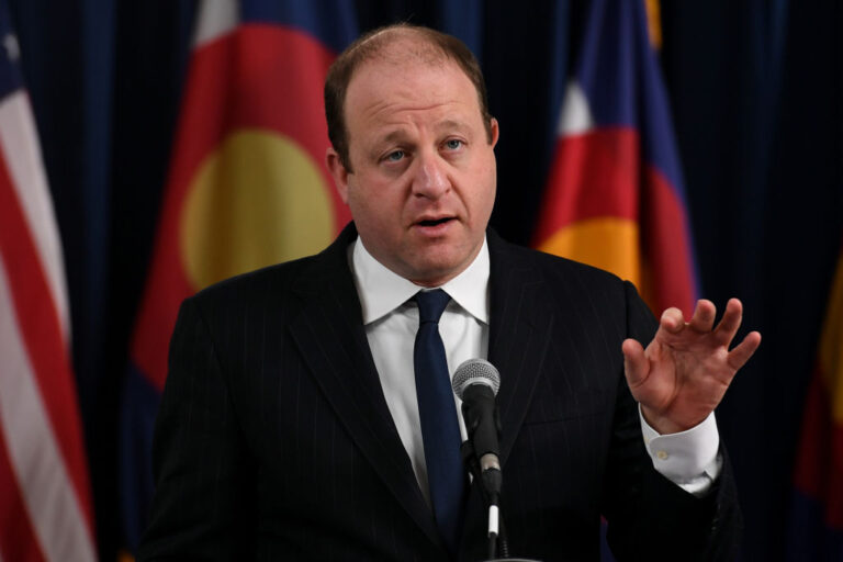 Jared Polis veta proyecto de transparencia en cabildeo en Colorado, provocando críticas bipartidistas