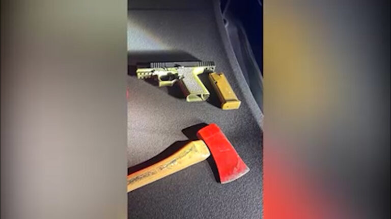 Arrestan a hombre con pistola fantasma cargada durante parada de tráfico en Monterey