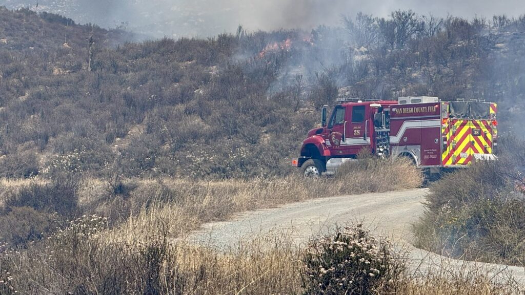 Bomberos de California Avanzan en la Contención del Incendio Border 6 en la Frontera con México